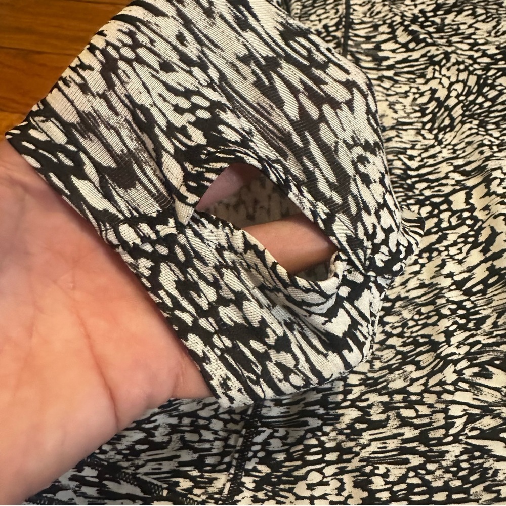 Athleta‎ Black White Pacifica Illume UPF Relaxed Long Sleeve Top Medium - Picture 4 of 6